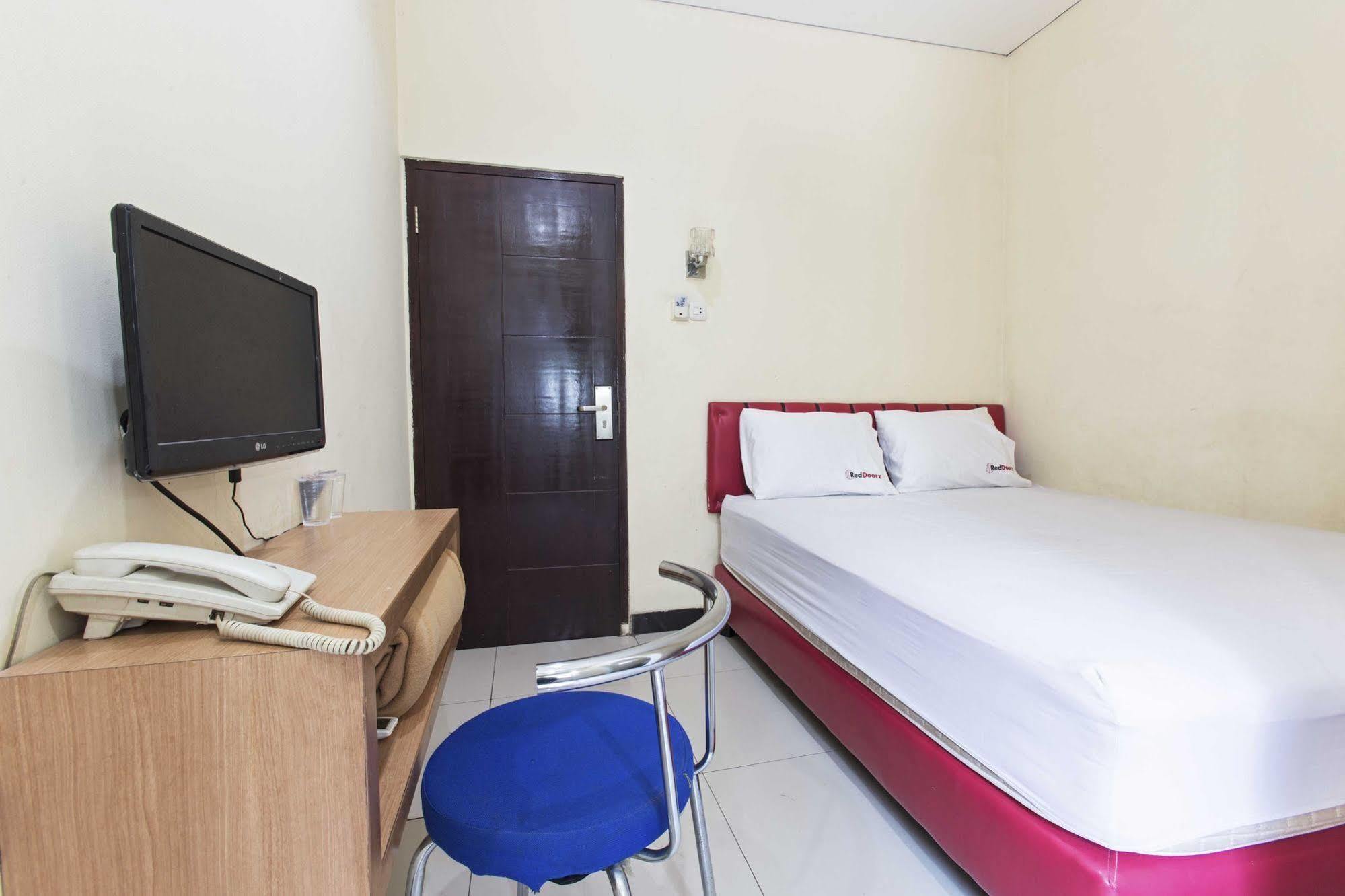 Reddoorz Plus @ Jalan Pemuda Jakarta Exterior photo
