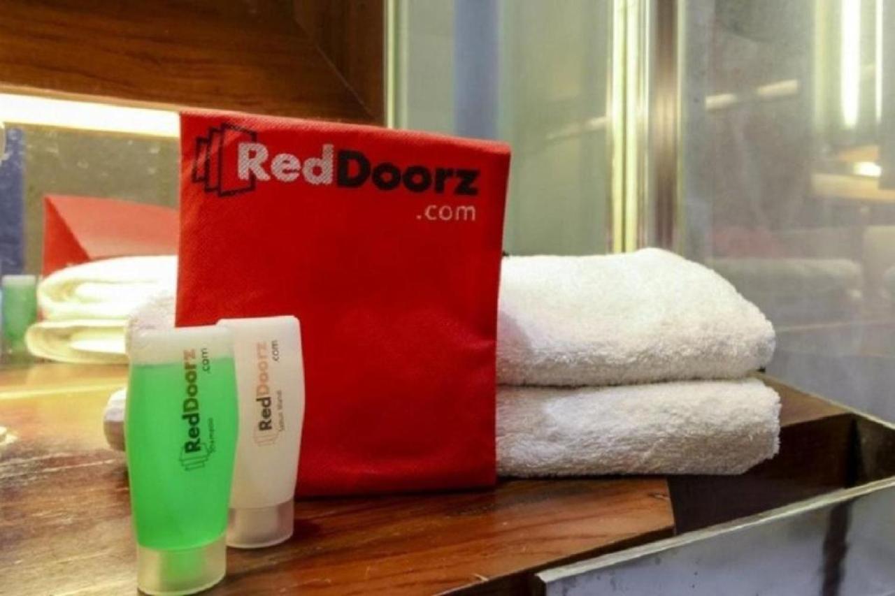 Reddoorz Plus @ Jalan Pemuda Jakarta Exterior photo